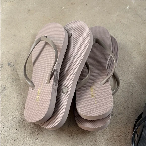 13 pairs old navy flip flops - Picture 2 of 4
